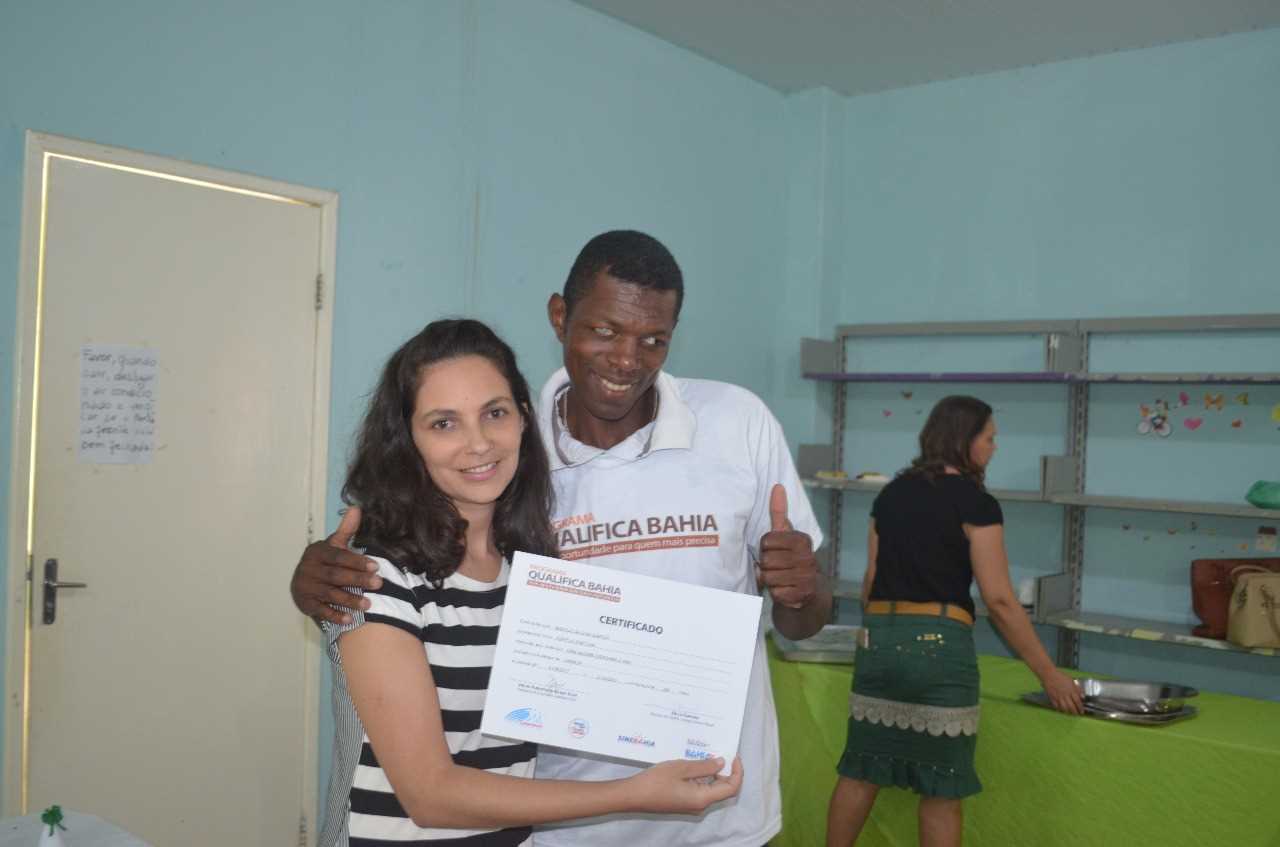 Prefeitura de Camacã entrega Certificado a Concluintes do Curso de Corte de Costura